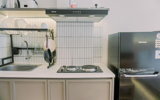 Homey And Warm Studio Amazana Serpong Apartment