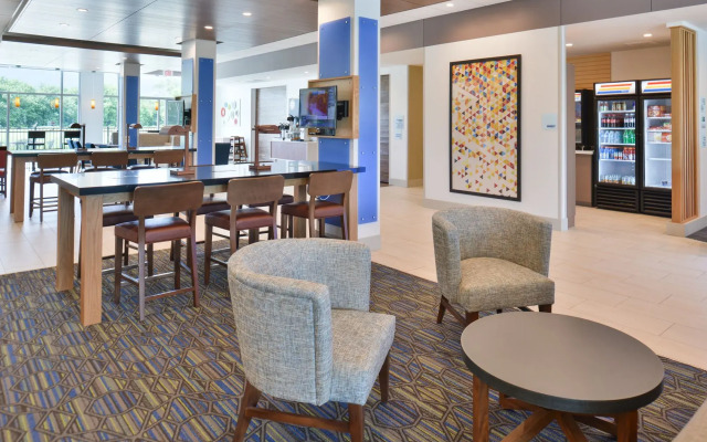 Holiday Inn Express & Suites Omaha Airport