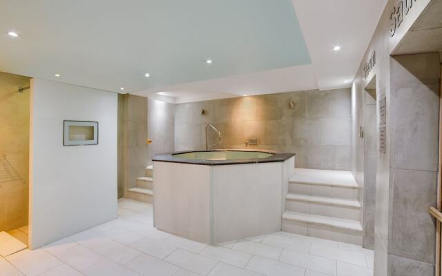 Captivating Studio in London With Jacuzzi