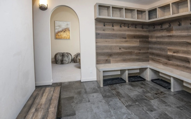 814 Eagle Dr. 4 Bedroom Home by RedAwning