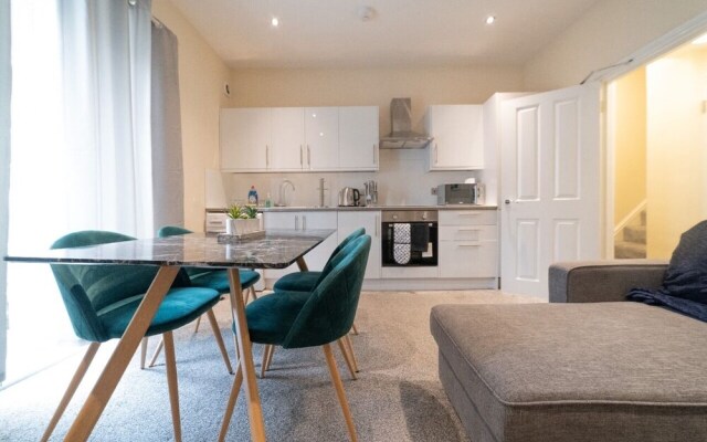 Three Bed Apt Beach View Brighton by Sojo Stay