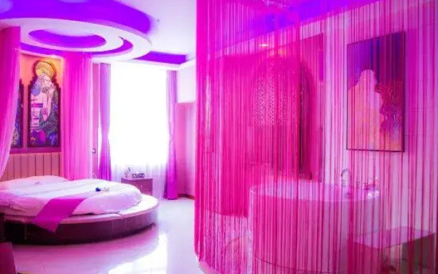 Pingjiang Qihang Theme Hotel