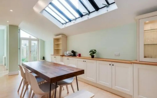 Summertown 4-br Family Home - Bright Spacious