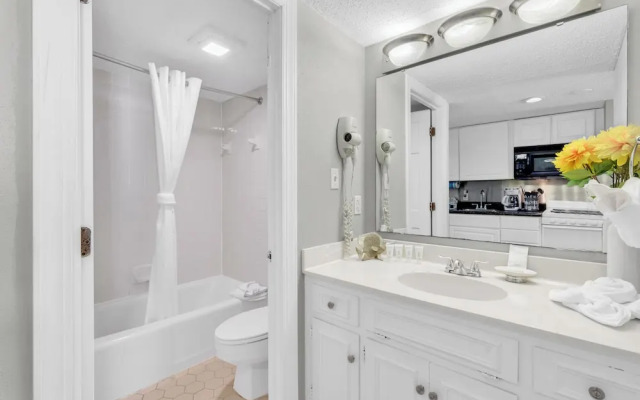 Beachfront Haven 1BR Condo with Balcony