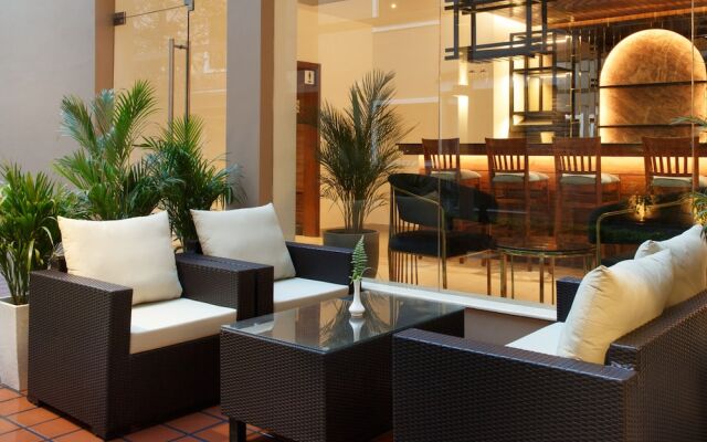 Hotel Thrive, A Tropical Courtyard