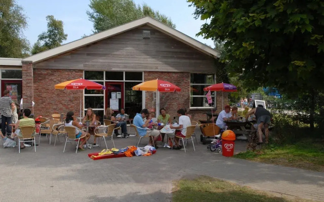 Detached bungalow with microwave and WiFi, within nature