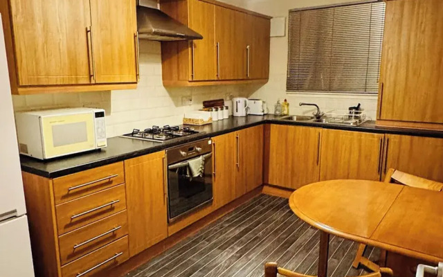 Apartment-2br-parking-walk to Town-near Beach-wifi