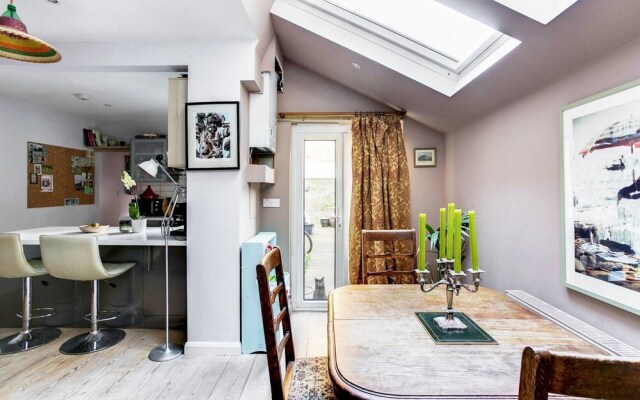 Bright 3 Bedroom Trendy Home by Hampstead