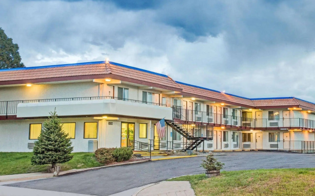 Knights Inn Aurora