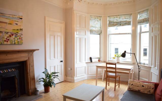 Bright 2 Bedroom Apartment in Edinburgh