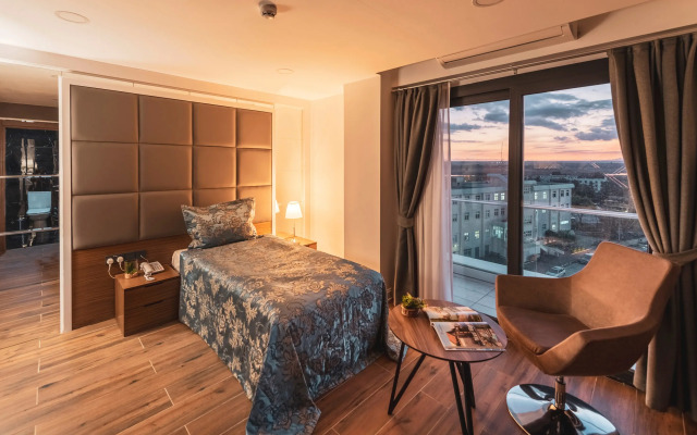 Novel Centre Point Hotel