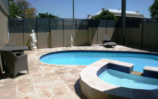 Noah's Mid City Motor Inn