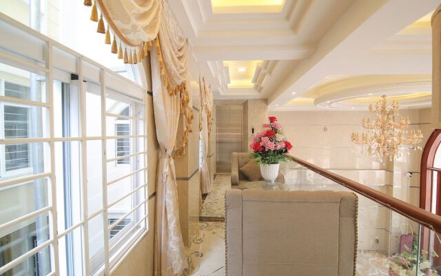 RedDoorz Premium @ Nguyen Thai Son Street