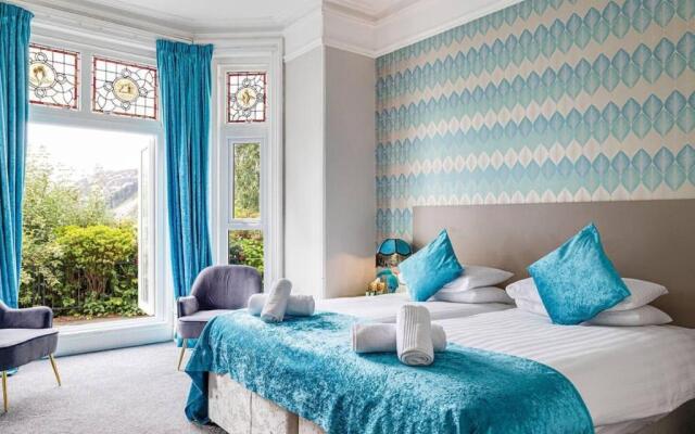 Delightful Holiday Home With sea Views and Hot Tub