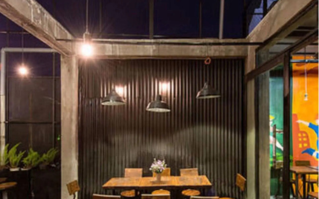 YOLO Hostel n Bar