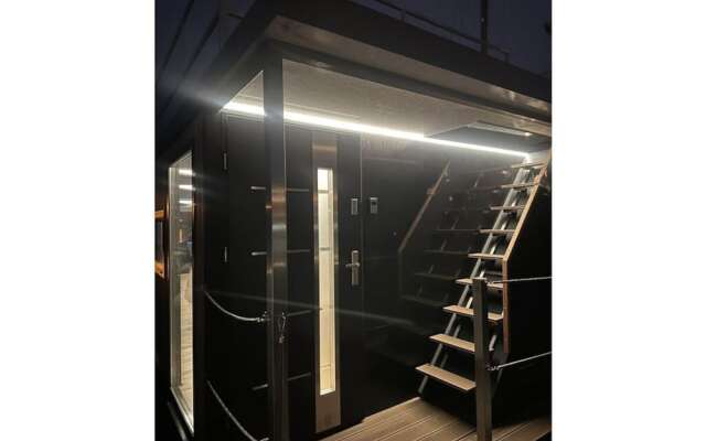 Premium Houseboat Blue Lagoon
