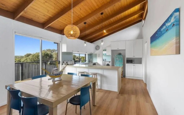 Sea Breeze on Orton - 5 minute walk to the beach! – Balcony – Ocean Grove