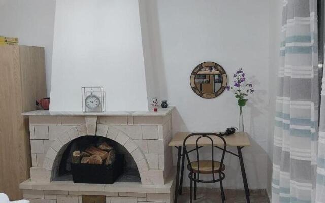 Lovely Studio in Strinilas With its own Pool