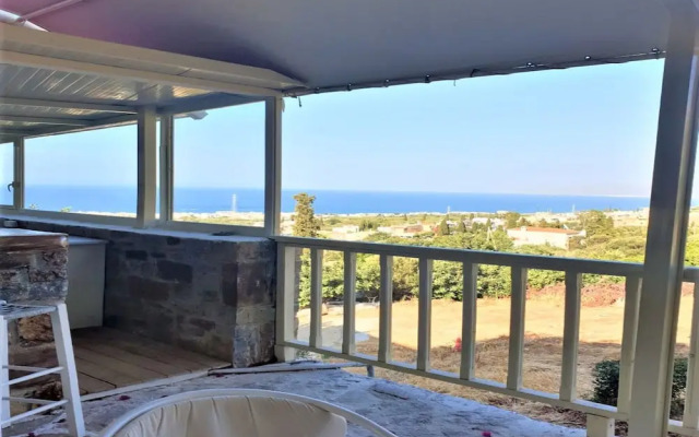 Room in Apartment - Master Suite Complex With Pool and Full View