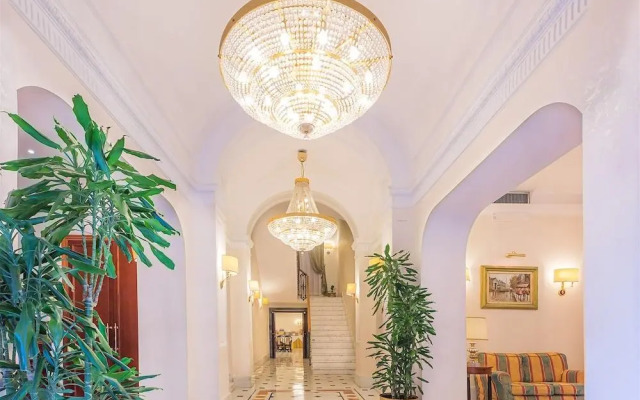 Raeli Hotel Lux