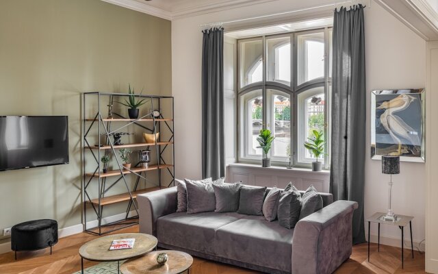 MN6 Luxury Suites by Adrez Living