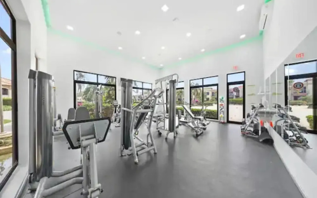 1BR Gold Coast Pools Tennis Gym Security