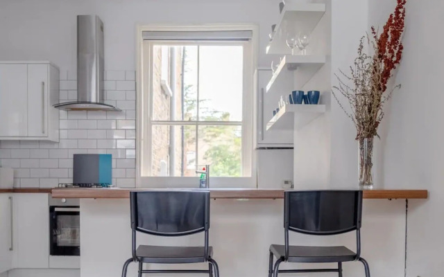Lovely 3 Bedroom Apartment in Clapton With Garden