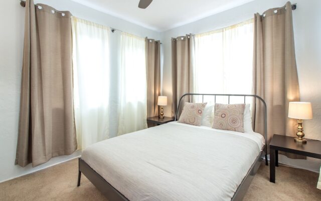 Astonishing Bayshore Villa with Pool