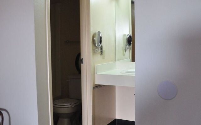 OYO Malden Airport Inn