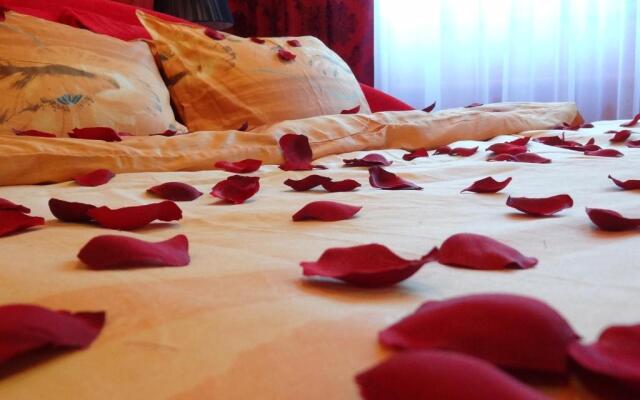 Amour Rouge Suite (Adults Only)