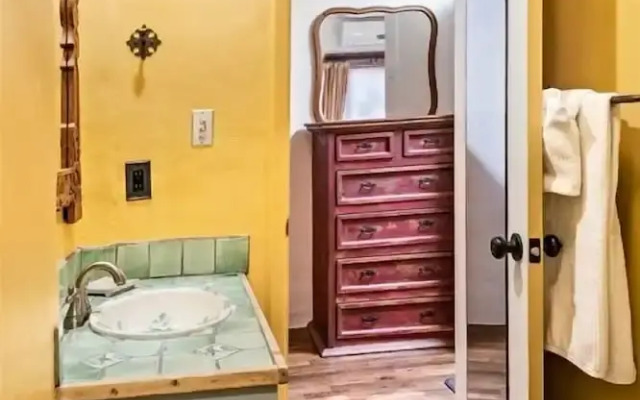 Amor - Historic Adobe in the Heart of The Railyard and Downtown Santa Fe, Hot Tub