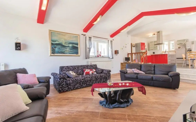 Beautiful Home in Pula With Wifi and 5 Bedrooms