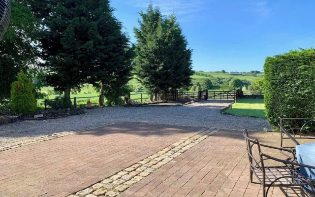 Central Scotland Country Side With Outdoor Bbq Hut