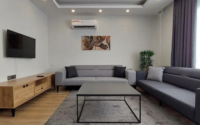 New Flat Large Living Space 6 Close to Lara Beach