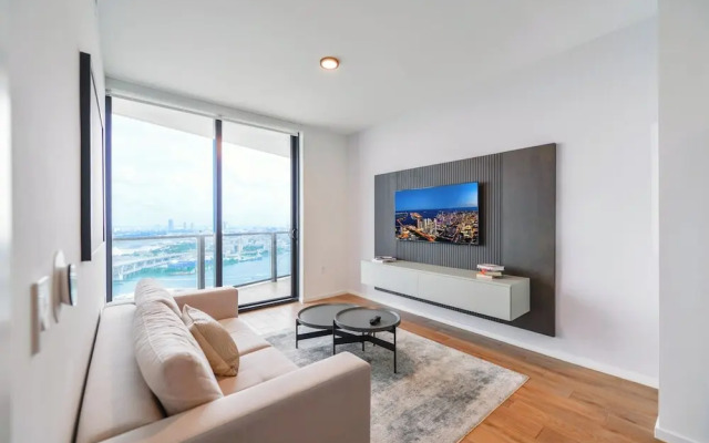 Apartment Offering Direct Bay Views