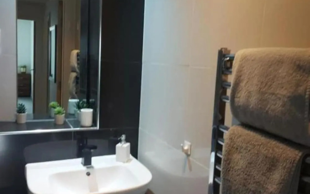 Modern 2-bed Apartment -12 Min Walk to Centre