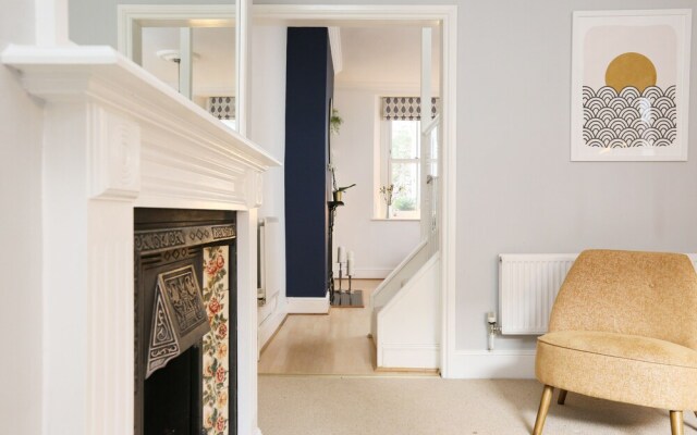 Elegant 2BD House in Colourful Cliftonwood