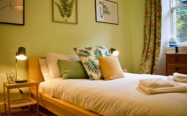 Central 3 Bedroom Next to Leafy Meadows