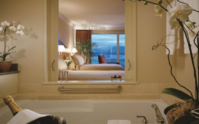 Fairmont Vancouver Airport In-Terminal Hotel
