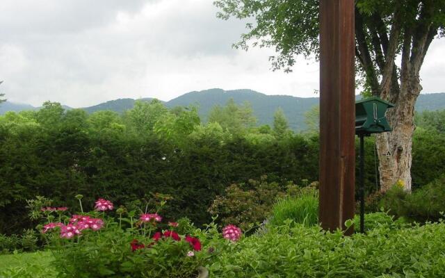 Brookside Mountain Mist Inn