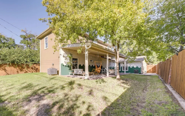 5 Mi to Dtwn Austin: Vibrant Home w/ Patio