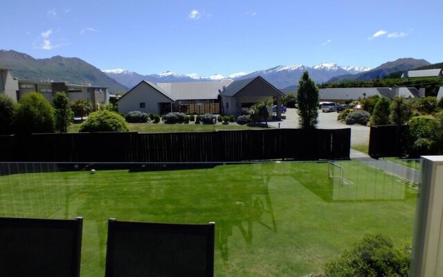 Toodle's Super Six in Wanaka w Mountain Views