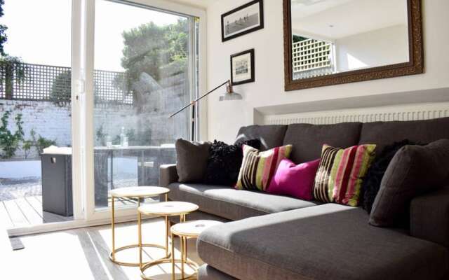 Stylish And Bright 2 Bedroom Flat With Garden