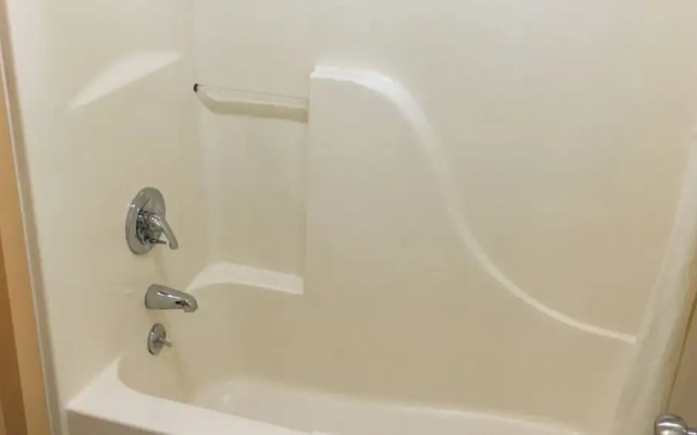 Redwood Inn and Suites