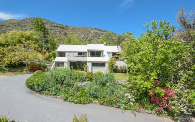 Libra Lake View Villa