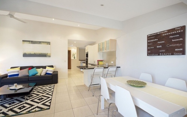 Minutes Walk to Peregian Beach and Surf! - Unit 1/28 Pelican Street – Guest Rooms – Peregian Beach
