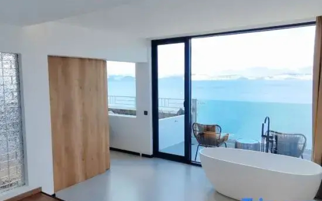 Dali Zouzou Tingting Seaview Inn