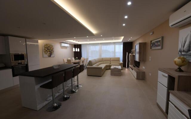 Wileg 4B Luxury Two Bedroom Apartment with Shared Swimming Pool.