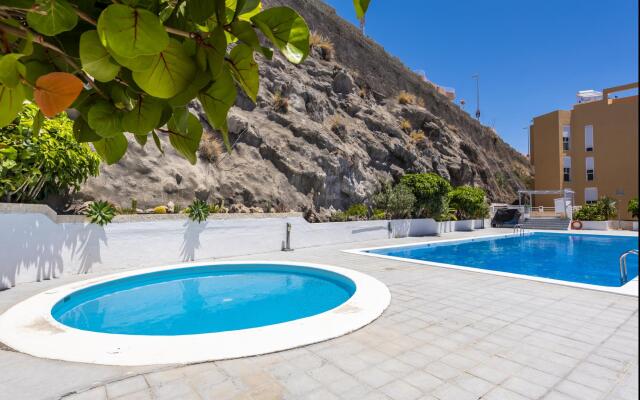 Beachfront triplex with swimming pool parking