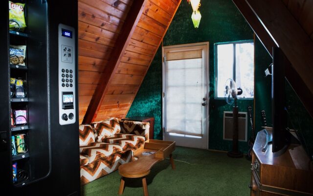 Hicksville Pines Chalets & Motel